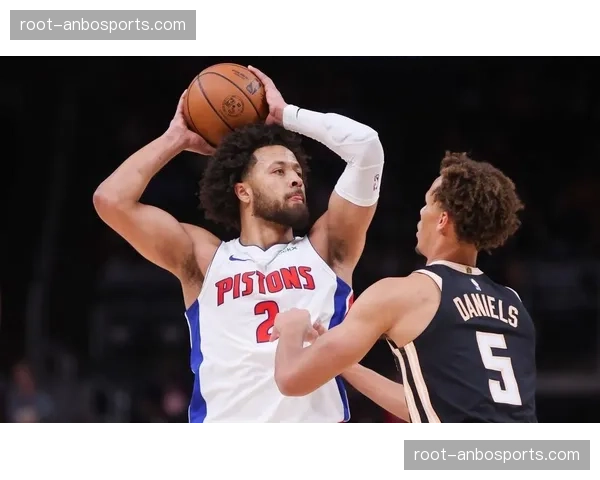 活塞关键时刻失误控制不佳 坎宁安处理球略显急躁